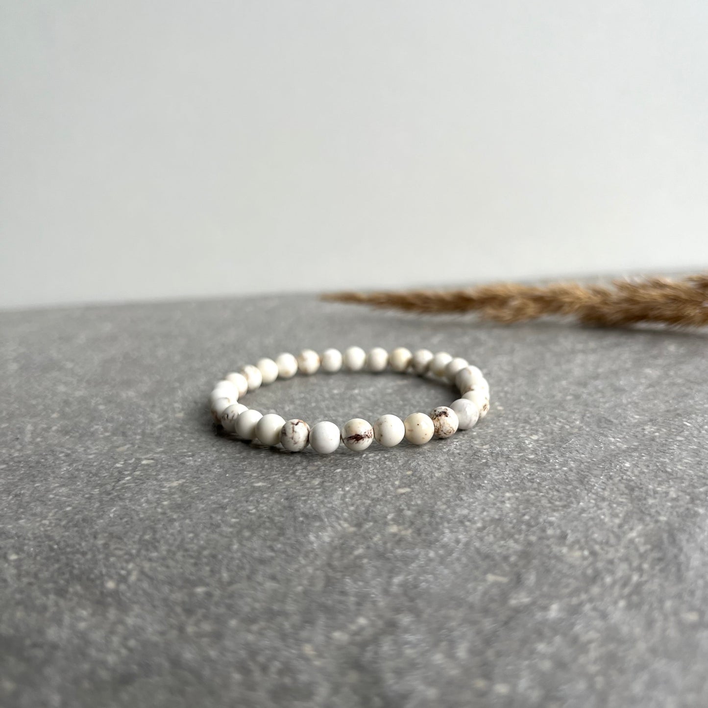 Braun und beige gemasertes Magnesit Edelsteinarmband - Nahaufnahme