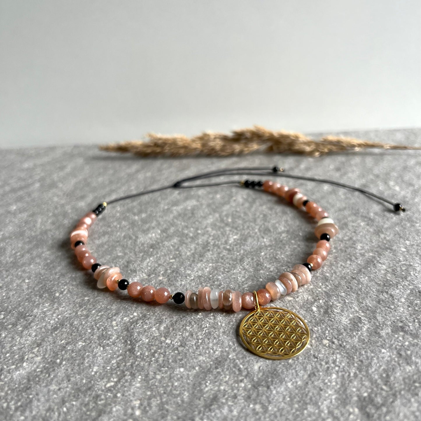 DIVINE FEMININ Edelsteinchoker Halskette aus Mondstein und Turmalin Schörl mit Blume des Lebens Charm 925 Silber vergoldet