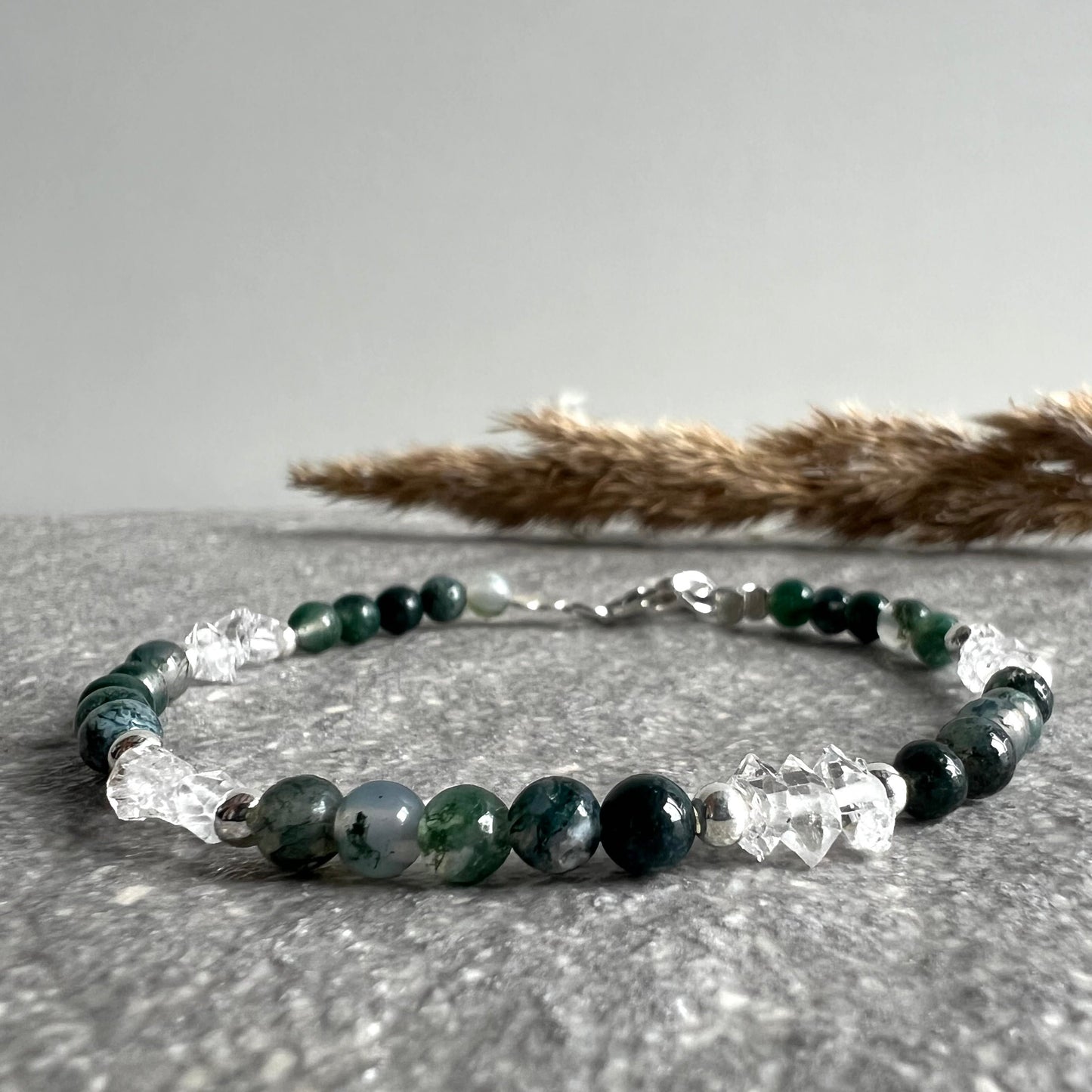 NEW BEGINNINGS Edelsteinarmband aus Moosachat und Herkimer Diamant mit Lelani Charm aus 925 Silber Nahaufnahme