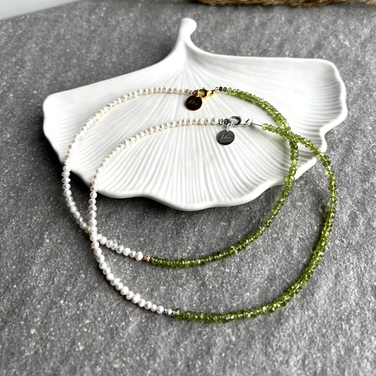 Choker aus Süßwasserperlen und Peridot und facettierter Perle aus 925 Silber oder 925 Silber vergoldet - von oben fotografiert