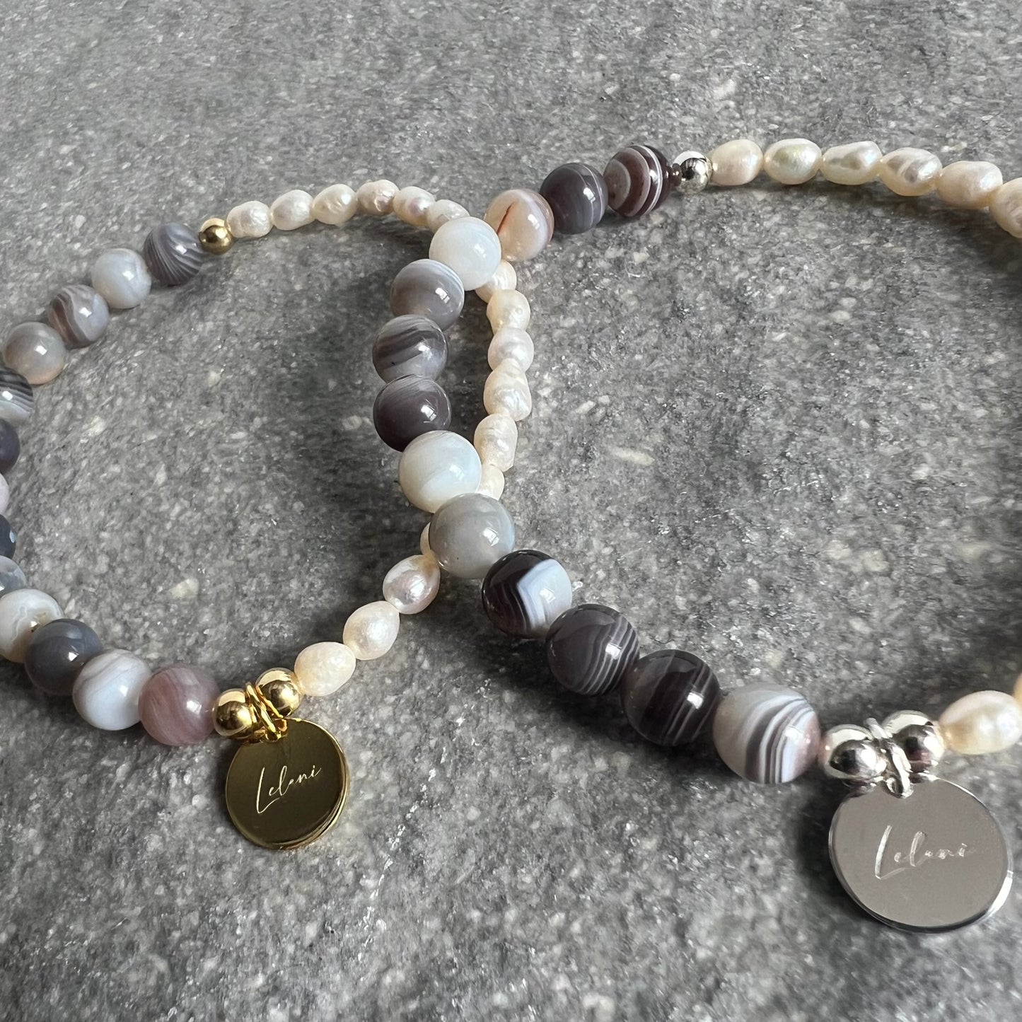 Armband aus Achat- und Süßwasserperlen TRUST YOUR WISDOM mit Charm Nahaufnahme