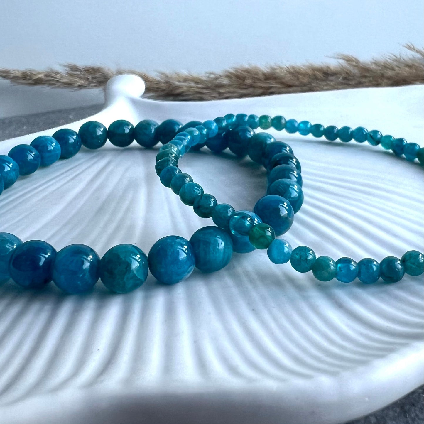 Elastisches Apatit Armband - wahlweise 4 oder 6mm Perlen - blau türkis schimmernd - Nahaufnahme