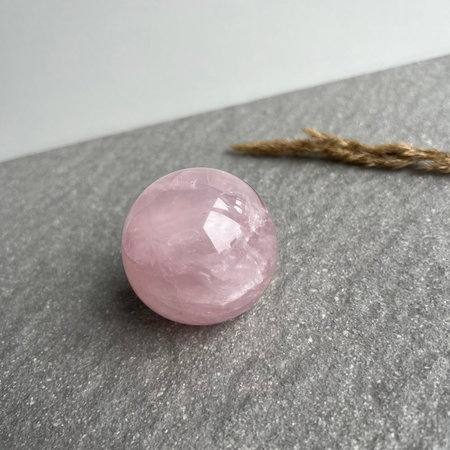 Rosenquarz Kugel mit Regenbögen von der Seite