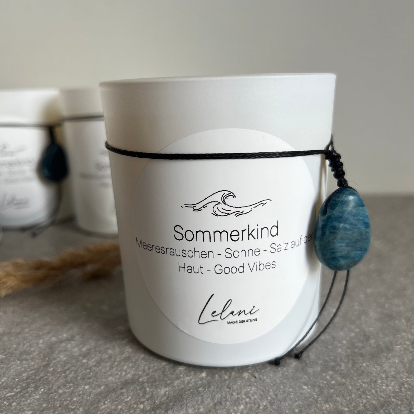 SOMMERKIND 2.0 Kristallkerze mit Apatit Makramee-Kette, Bergkristall Trommelstein und Muscheln - mit ätherischen Ölen - Nahaufnahme 2