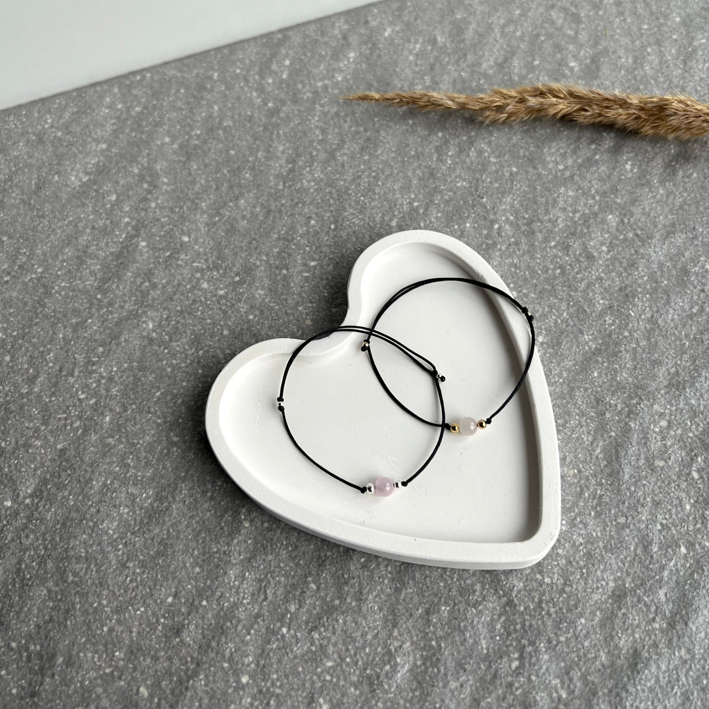 Kunzit Edelsteinarmband - Makramee Armband - rosafarben mit wunderschönem Schimmer - von oben
