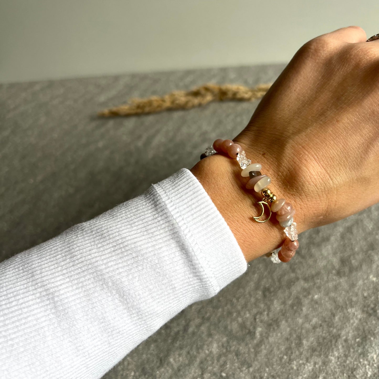 DIVINE FEMININ Edelsteinarmband aus Mondstein und Herkimer Diamant mit Mond-Charm - 925 Silber vergoldet getragen