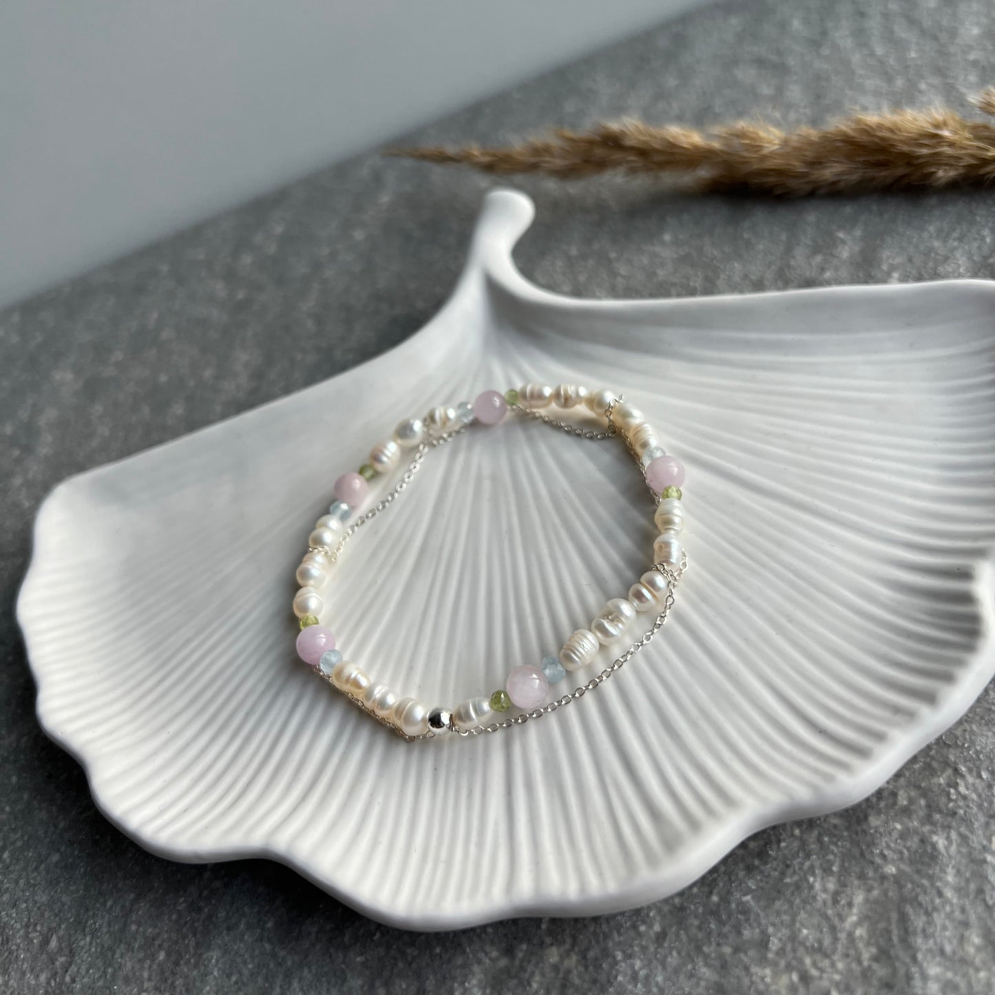 FRÜHLINGSERWACHEN -Zartes Edelsteinarmband aus Peridot, Kunzit, Aquamarin und Süßwasserperlen - mit 925 Silberkettchen (vergoldet)
