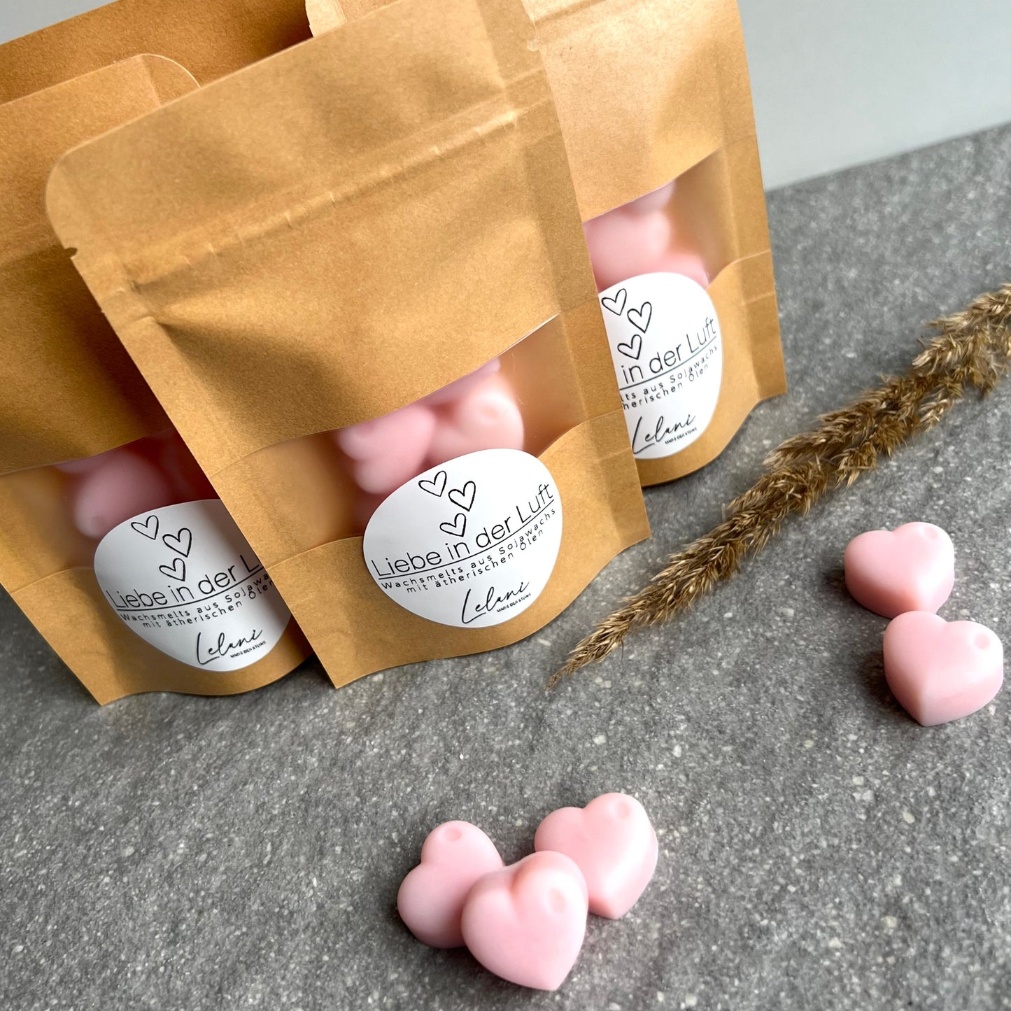 LIEBE IN DER LUFT rosafarbene, herzförmige Wachsmelts aus Sojawachs mit naturreinen ätherischen Ölen von oben