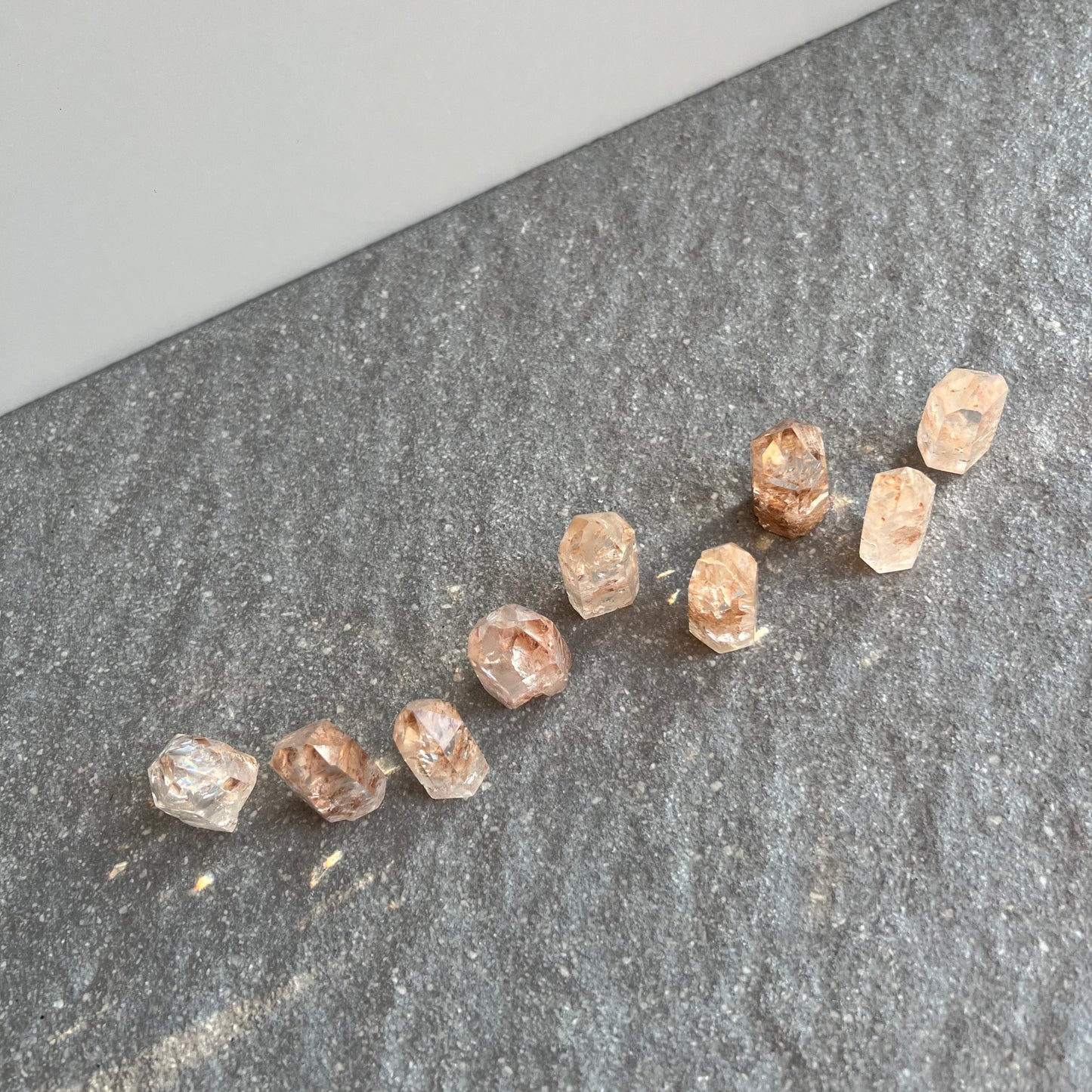 Kleine Hämatitquarz Spitzen - sehr hohe Qualität - von oben fotografiert