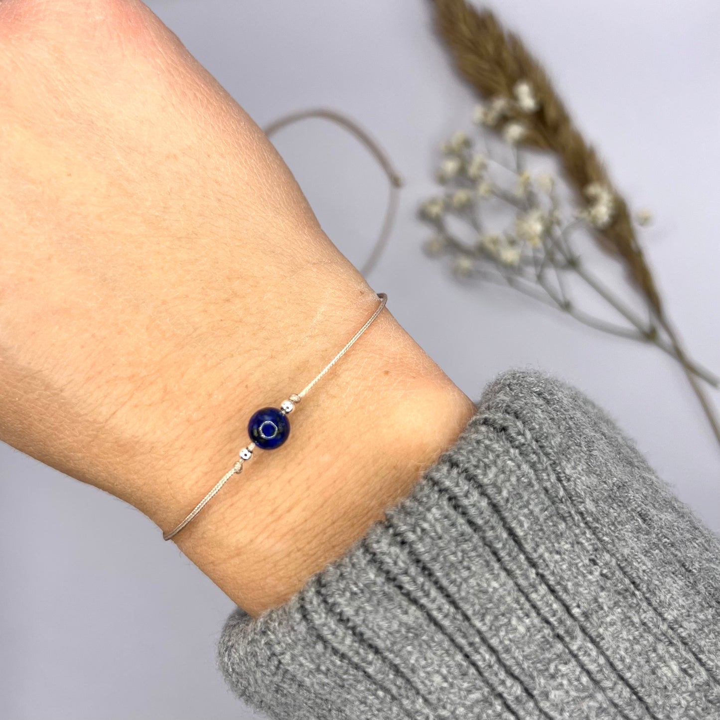 Lapislazuli Makrameearmband getragen