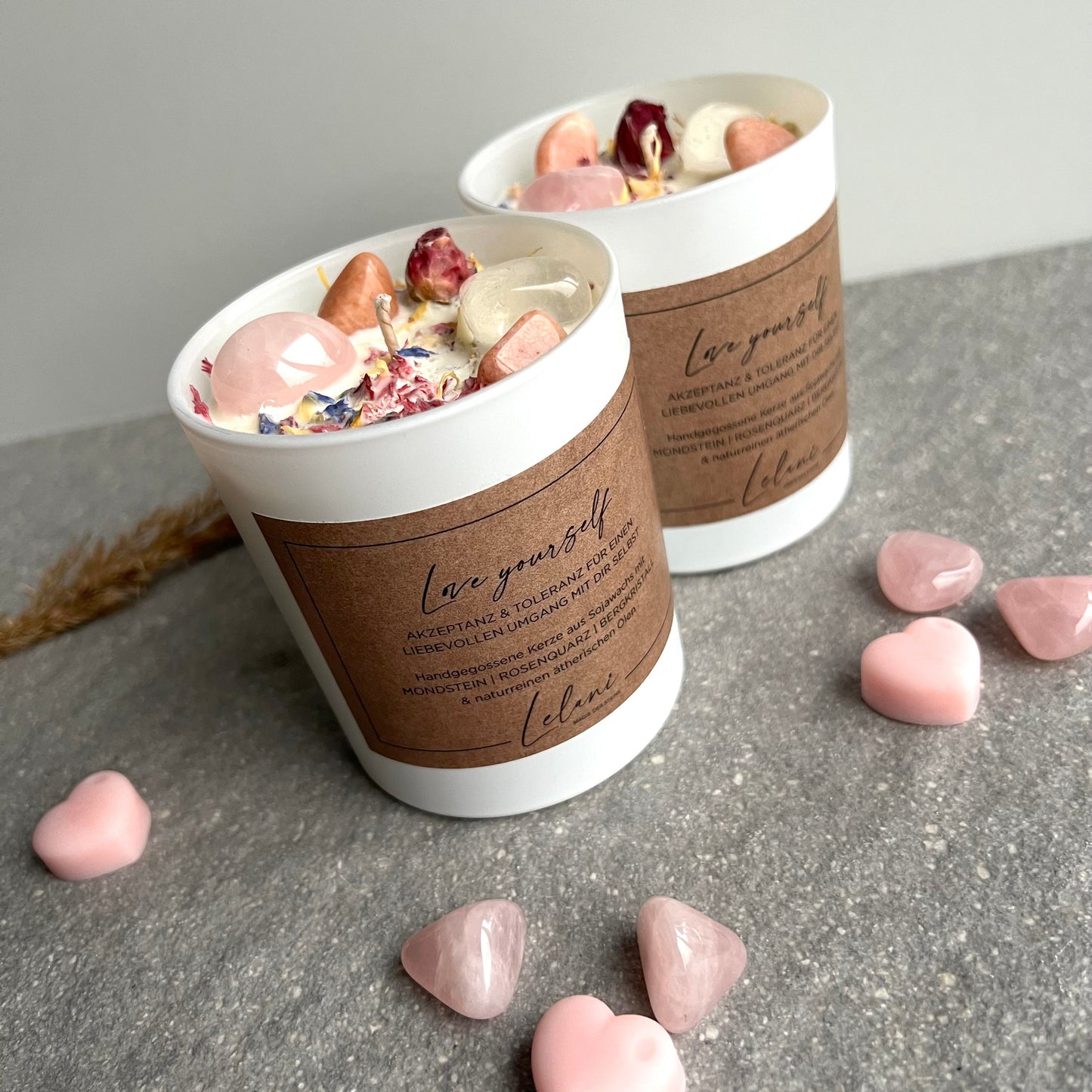 LOVE YOURSELF Kristallkerze im weißen Glas mit Mondstein, Rosenquarz und Bergkristall Trommelsteinen und Rosenblüten - von oben