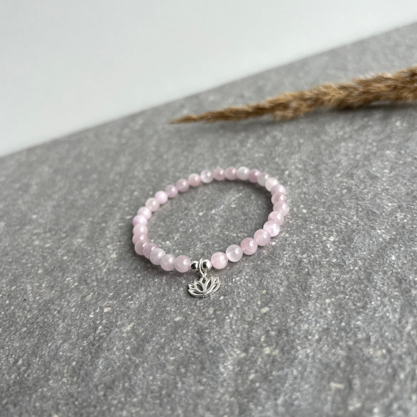 Kunzit Edelsteinarmband - rosafarben mit wunderschönem Schimmer - mit 925 Silber Lotusblüte-Charm - Nahaufnahme