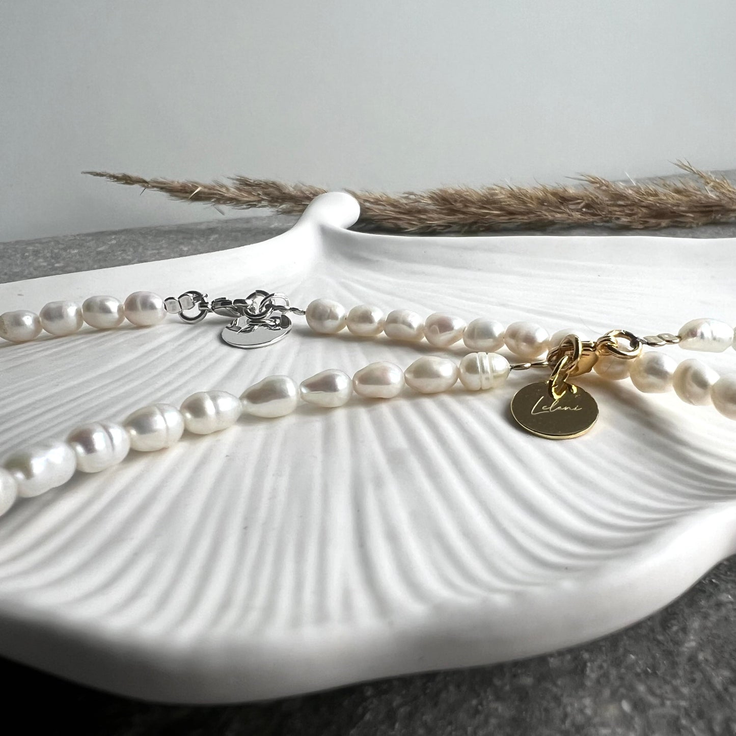 Choker aus Süßwasserperlen mit 925 Silber oder 925 Silber vergoldeter und facettierter Perle - mit Lelani Charm - Nahaufnahme