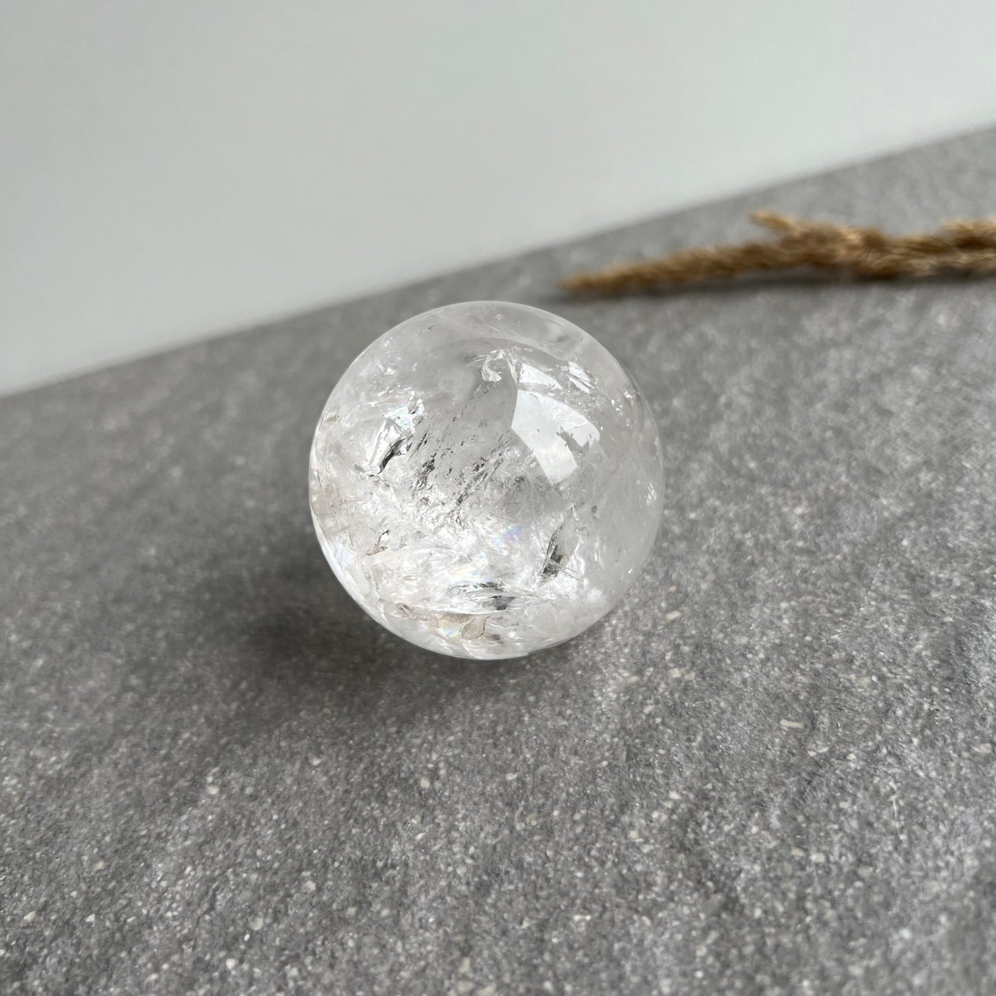 Bergkristall Kugel mit vielen Regenbögen, sehr klar, schöne Einschlüsse (Nahaufnahme)