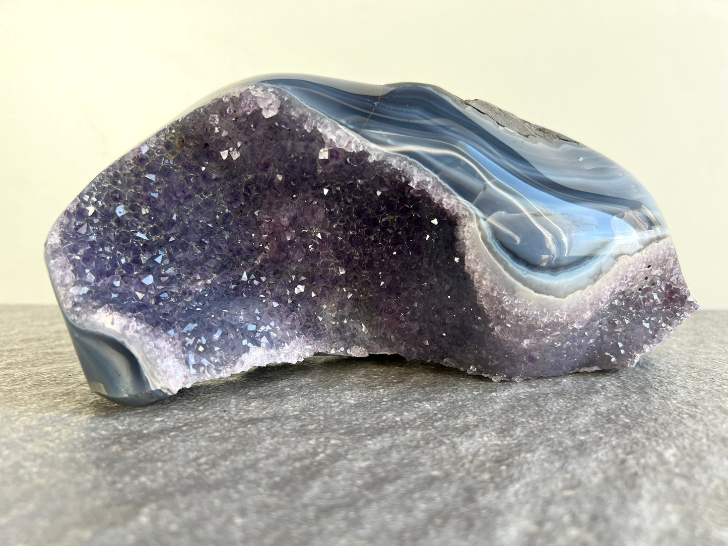 Wunderschön helllila glitzernde Amethyst Stufe mit poliertem Achat Rand - Rückseite naturbelassen - von vorne fotografiert