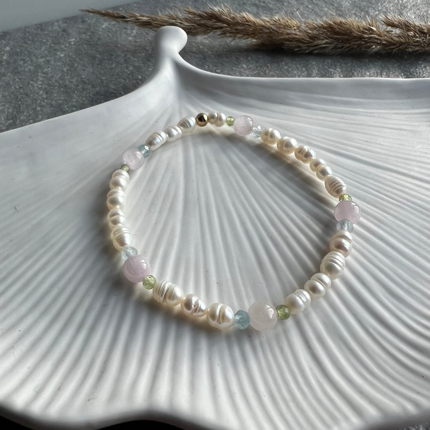 FRÜHLINGSERWACHEN -Zartes Edelsteinarmband aus Peridot, Kunzit, Aquamarin und Süßwasserperlen - Nahaufnahme