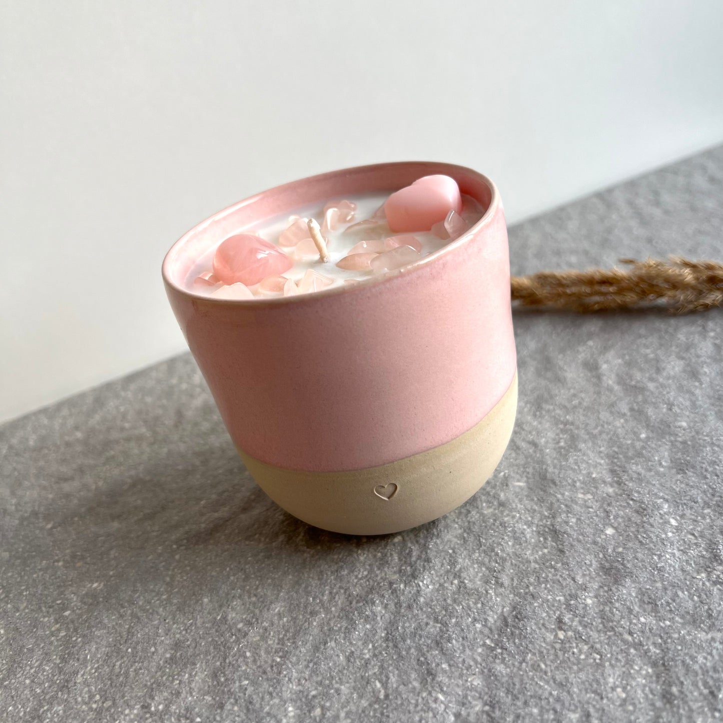 LOVE YOU TO THE MOON Kristallkerze in handgetöpferter, rosa glasierter Keramik mit Rosenquarz Trommelstein und Herzi Wachsmelt von vorne