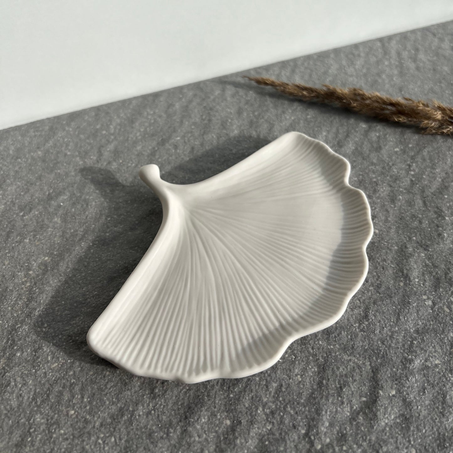 Handgegossene Schmuckschale aus Keramikpulver in Gingko Form
