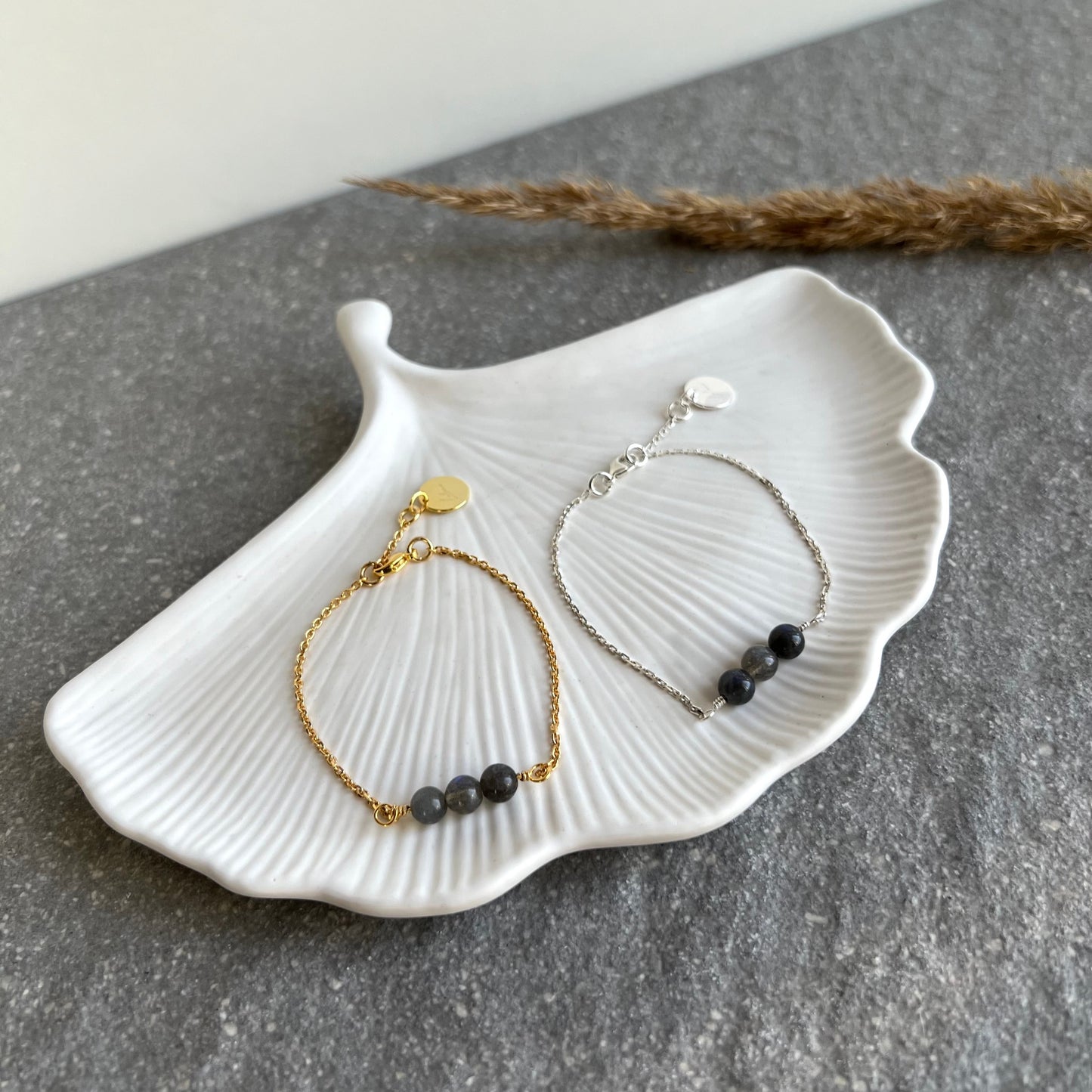 Wunderschönes Labradorit Armkettchen 925 Silber (oder 925 Silber vergoldet) mit Labradorit Perlen Pendant in der Mitte - mit Lelani Charm