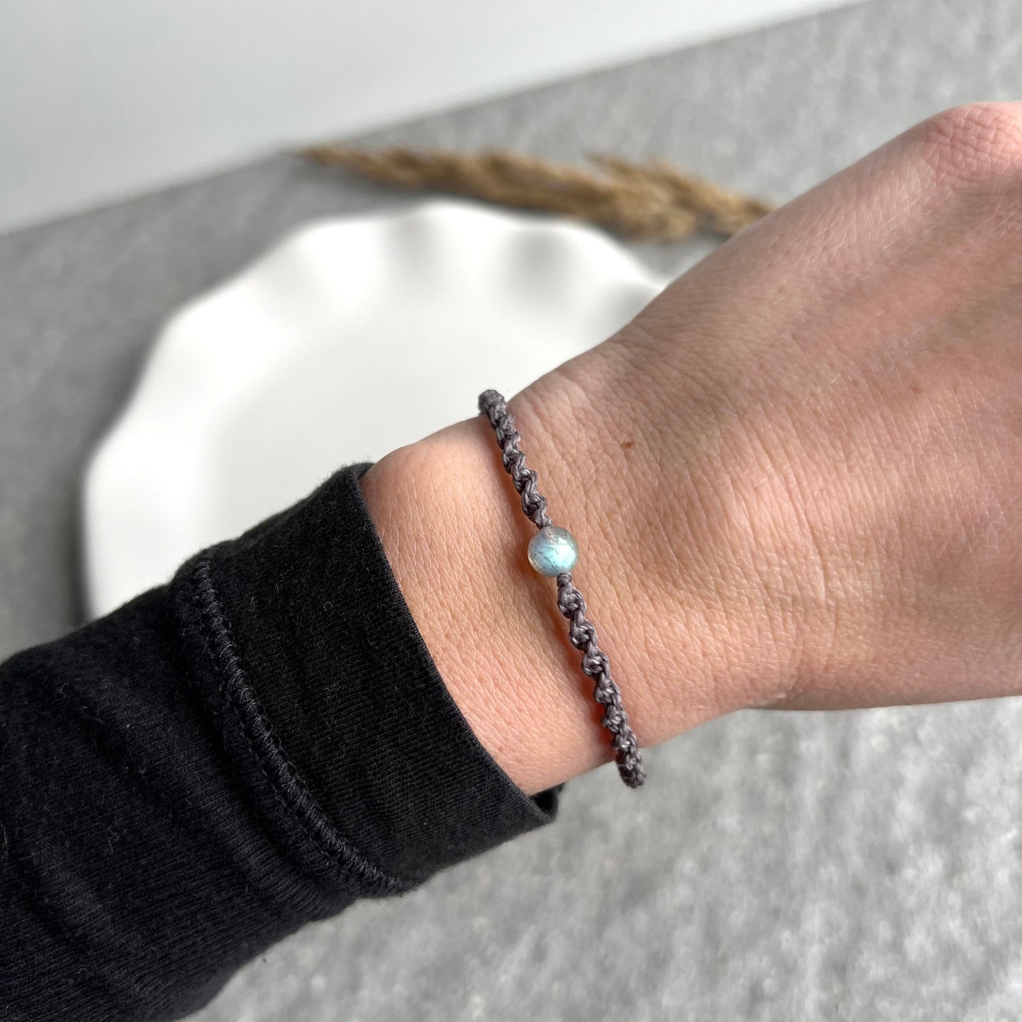 Handgeknüpftes Makramee Armband mit türkis leuchtender Labradoritperle getragen