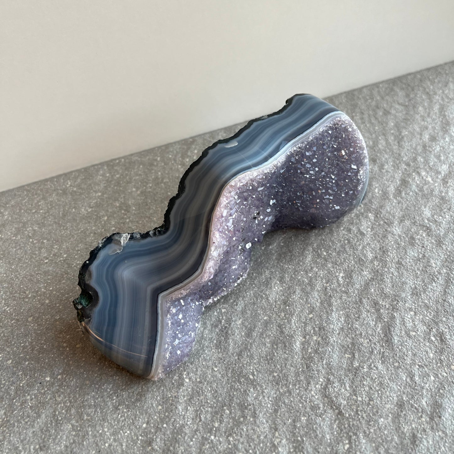 Wunderschön helllila glitzernde Amethyst Druse mit perfekt poliertem Achat Rand - kleine Kristalle - von oben fotografiert