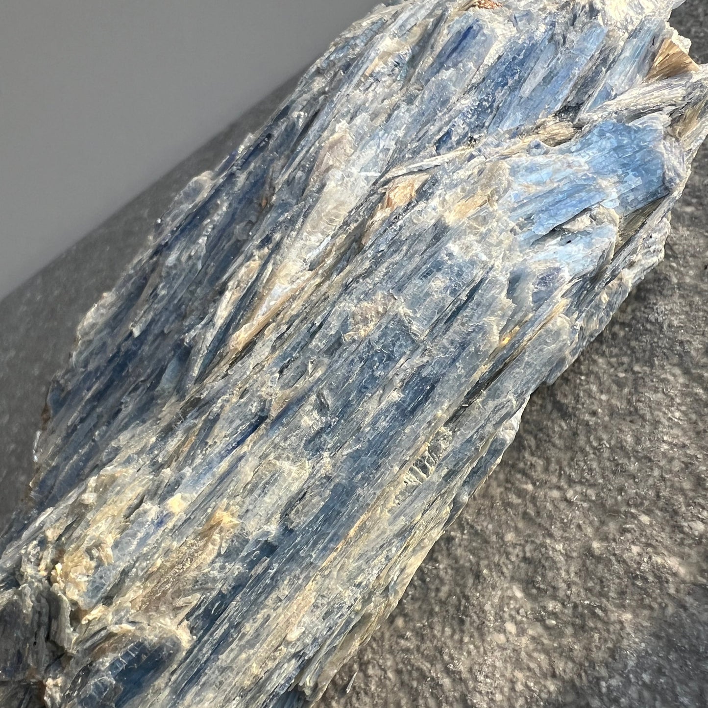 Wunderschön glitzernder Kyanit Rohstein - intensives Blau - Nahaufnahme