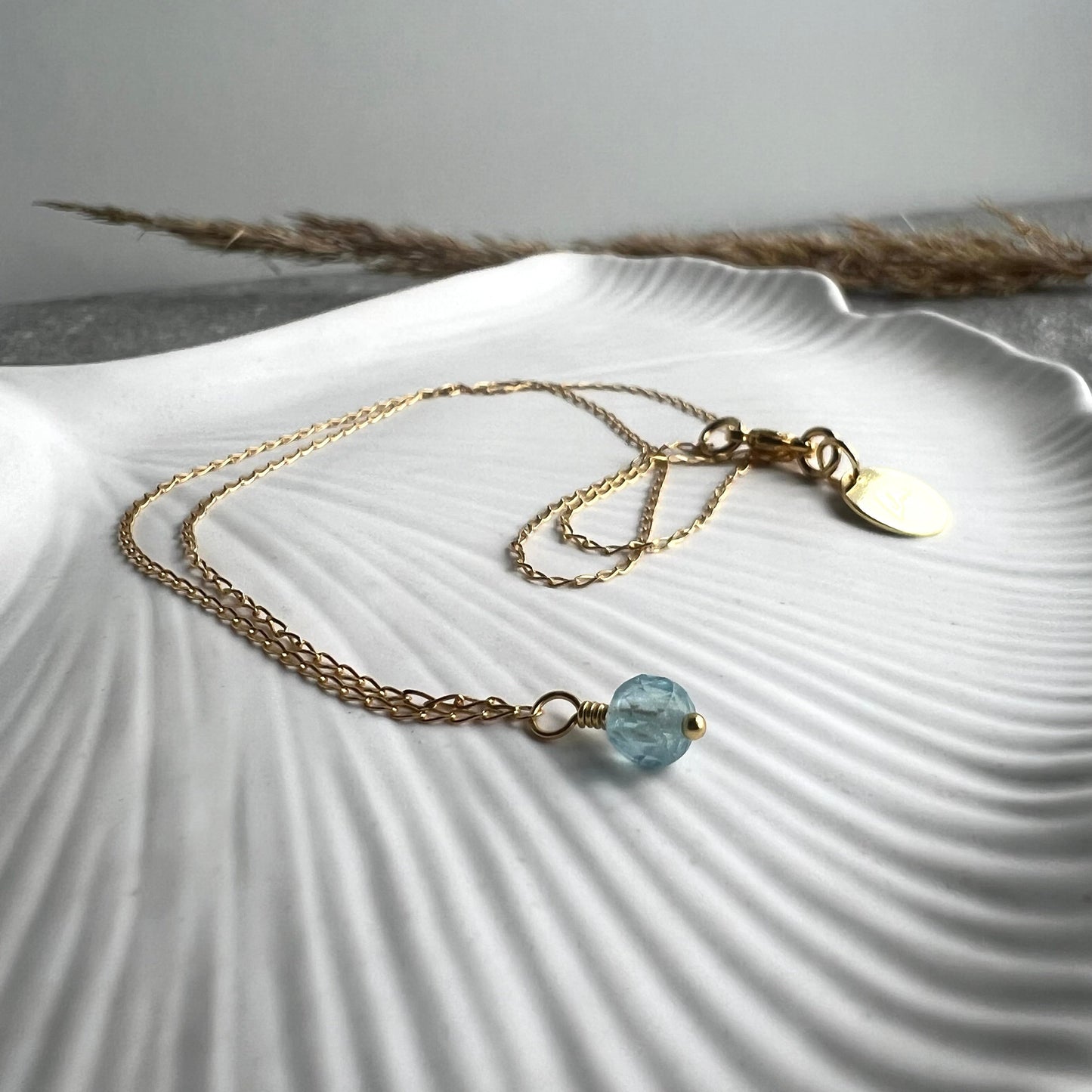 Filigrane Halskette mit facettiertem Aquamarin Würfel Anhänger - 925 Silber vergoldet - Nahaufnahme
