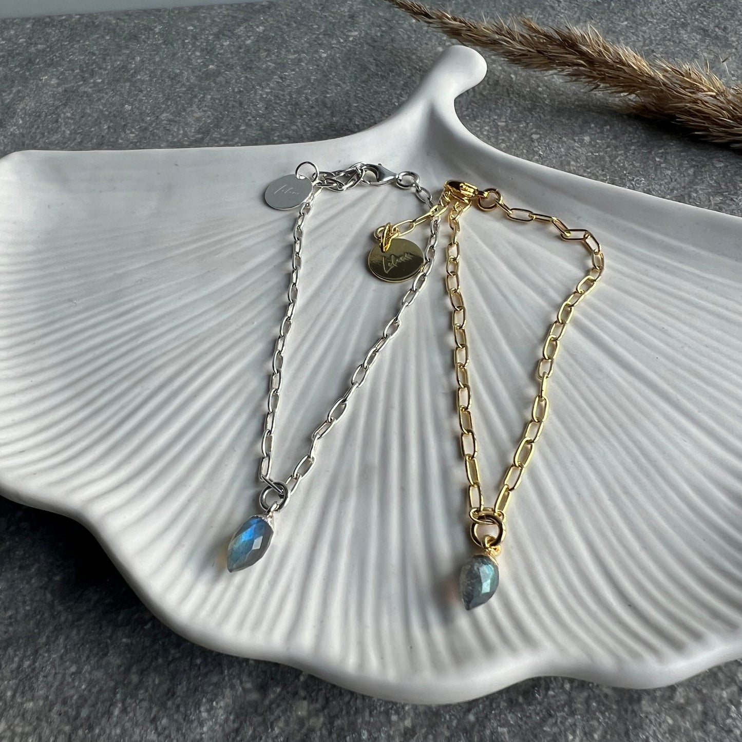 Zartes Bettelarmband mit schimmerndem, facettiertem Labradorit Charm 925 Silber oder 925 Silber vergoldet - mit Lelani Charm - Nahaufnahme