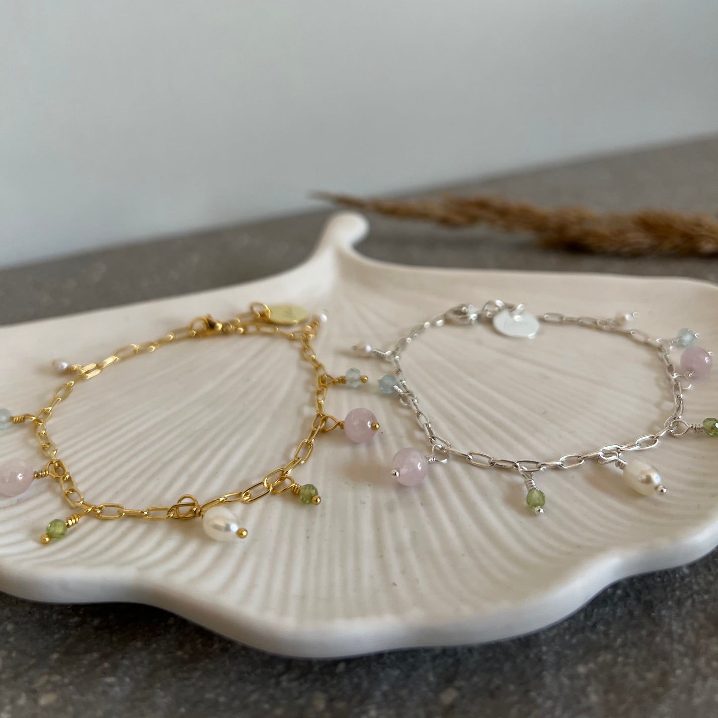 FRÜHLINGSERWACHEN -Zartes Bettelarmband mit Edelsteinanhängern Peridot, Kunzit, Aquamarin und Süßwasserperle - mit Lelani-Charm - Nahaufnahme 2