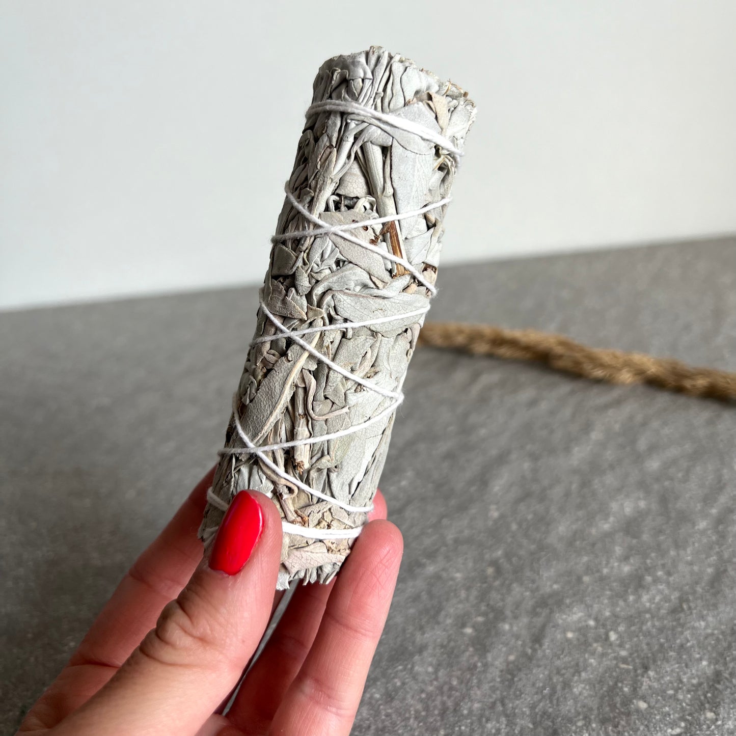 Salbei Räucherbündel in Hand