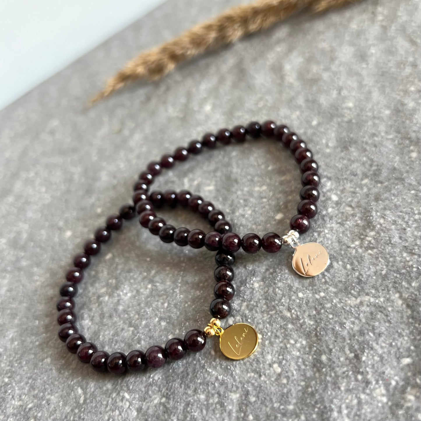 Granat Edelsteinarmband mit Charm Nahaufnahme