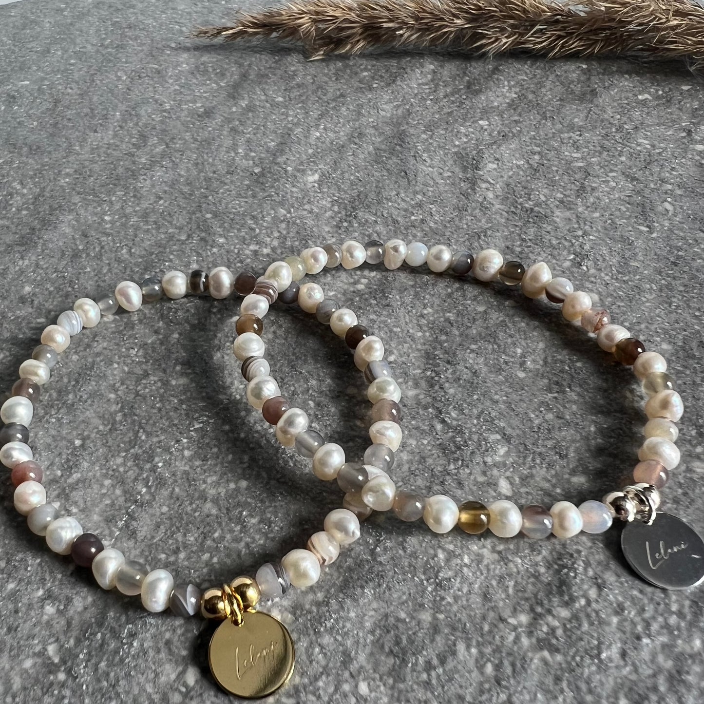 TRUST YOUR WISDOM Zartes Edelsteinarmband aus Achat- und Süßwasserperlen mit Charm Nahaufnahme