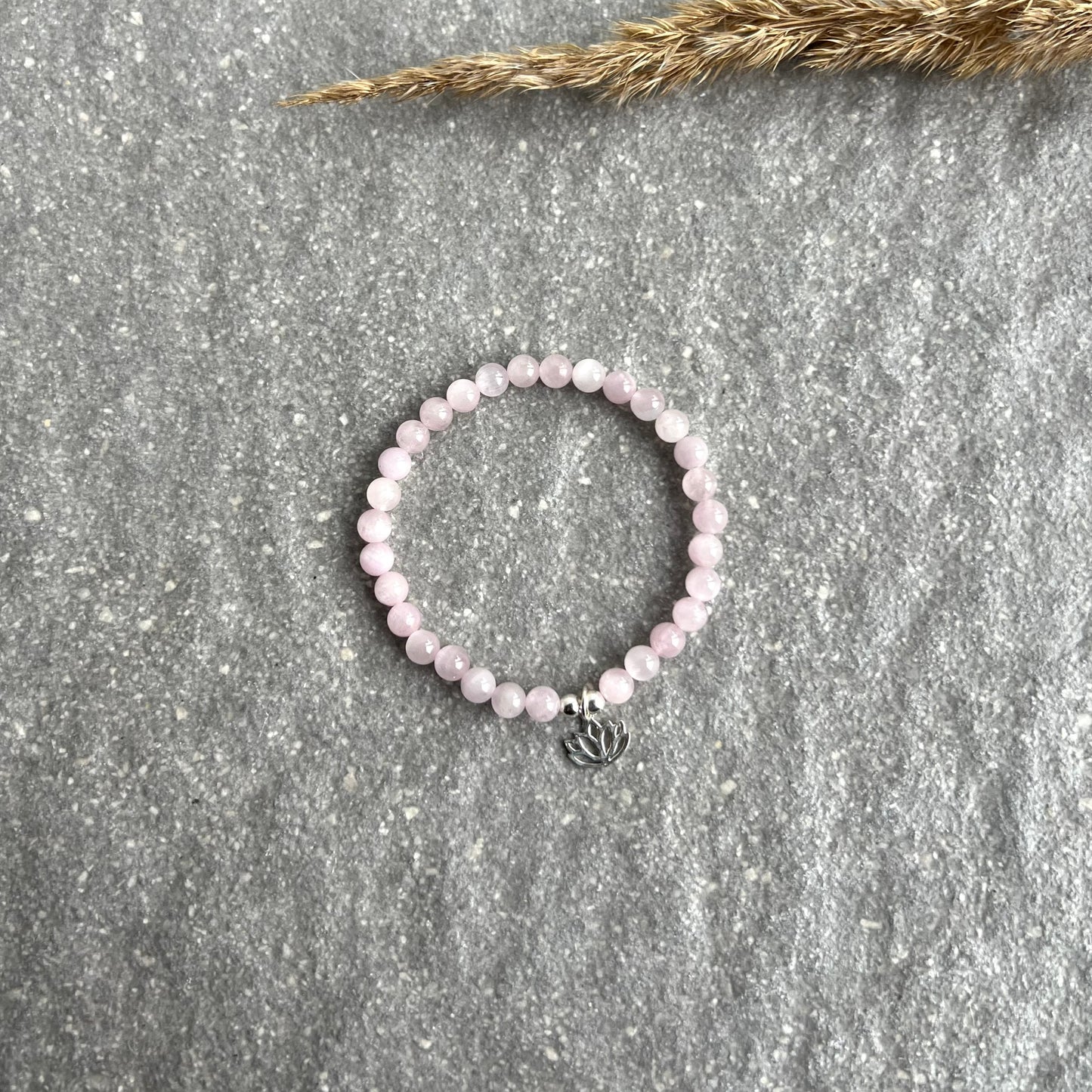 Kunzit Edelsteinarmband - rosafarben mit wunderschönem Schimmer - mit 925 Silber Lotusblüte-Charm - von oben