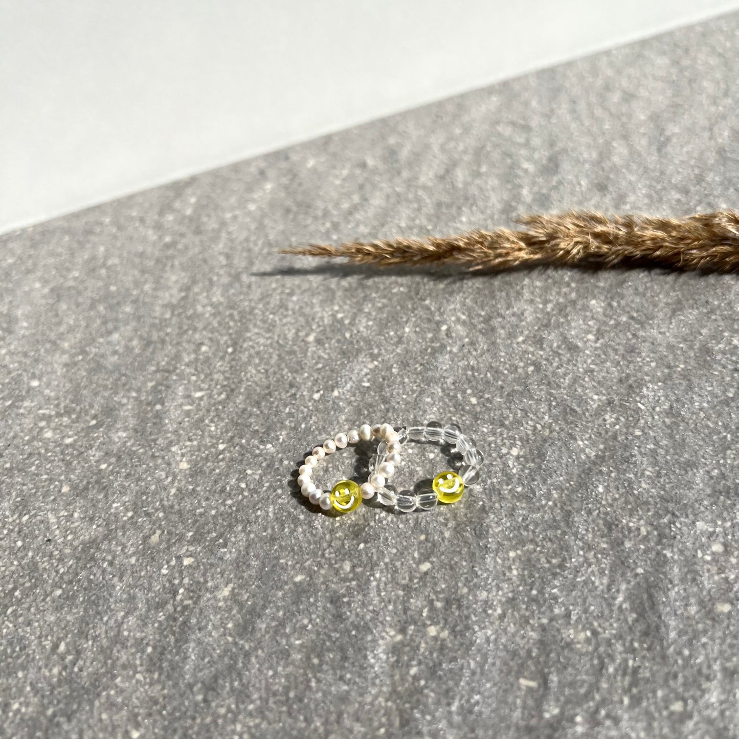 3-4 mm Süßwasserperlen oder Bergkristallperlen mit gelber Smiley-Perle