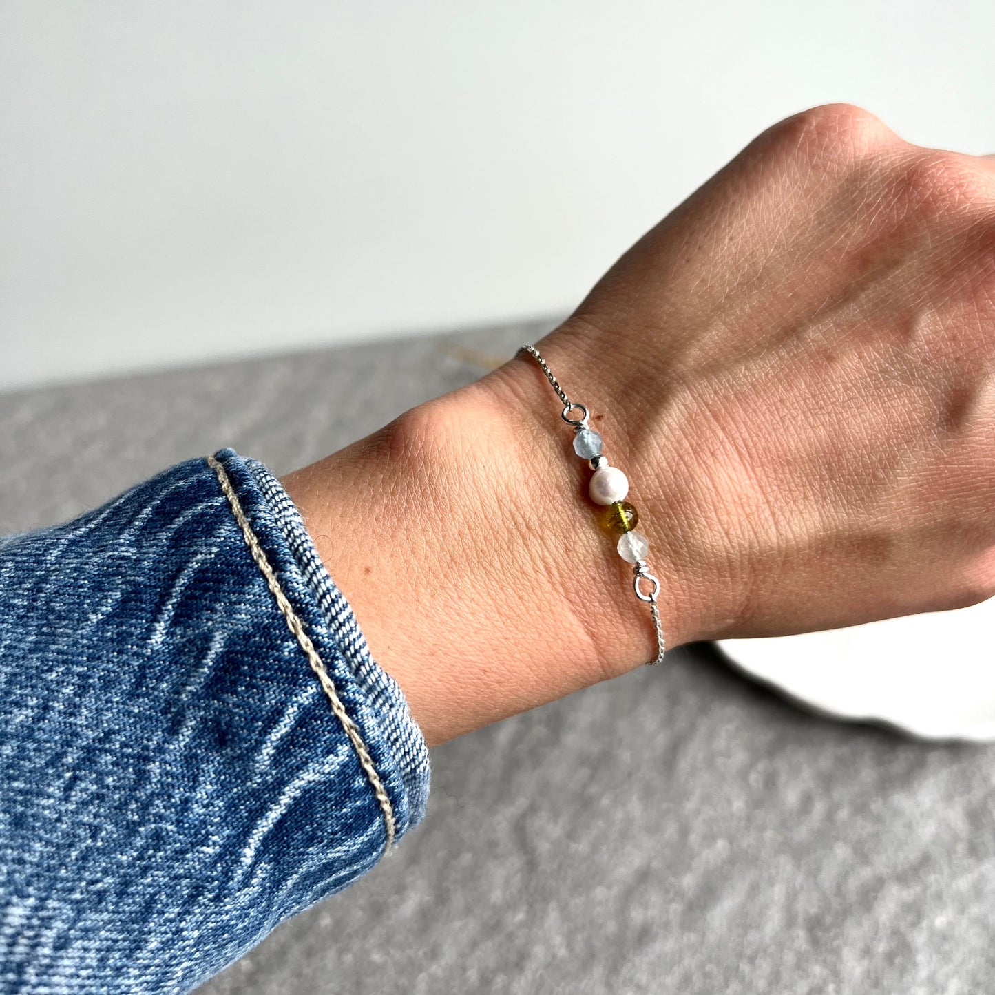 Armkettchen mit Verbinder aus Süßwasserperle, Peridot- und facettierten Aquamarin-Perlen - 925 Silber oder 925 Silber vergoldet - mit Lelani-Charm - Nahaufnahme 3