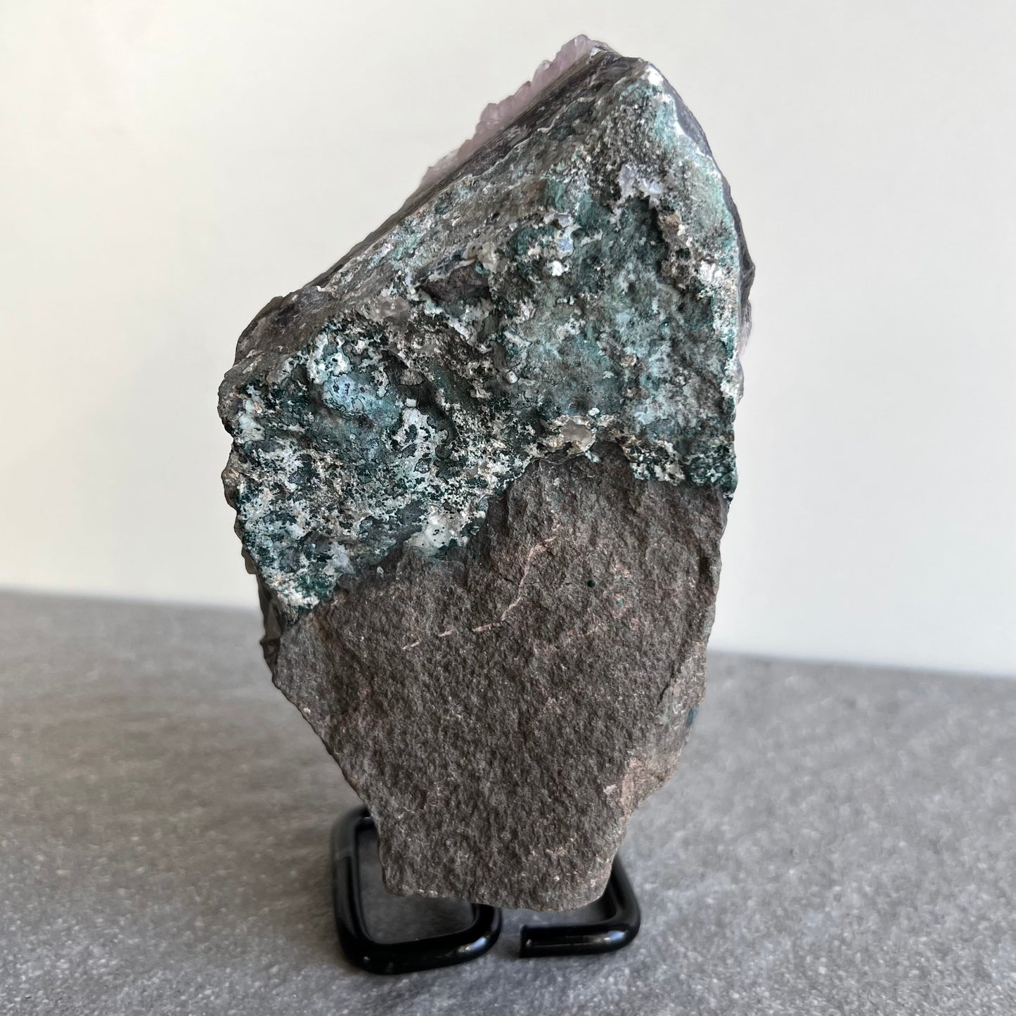 Amethyst Druse mit Ständer #3 - viele kleine lila Kristalle - auf schwarzem Ständer - Rückseite naturbelassen - von hinten fotografiert