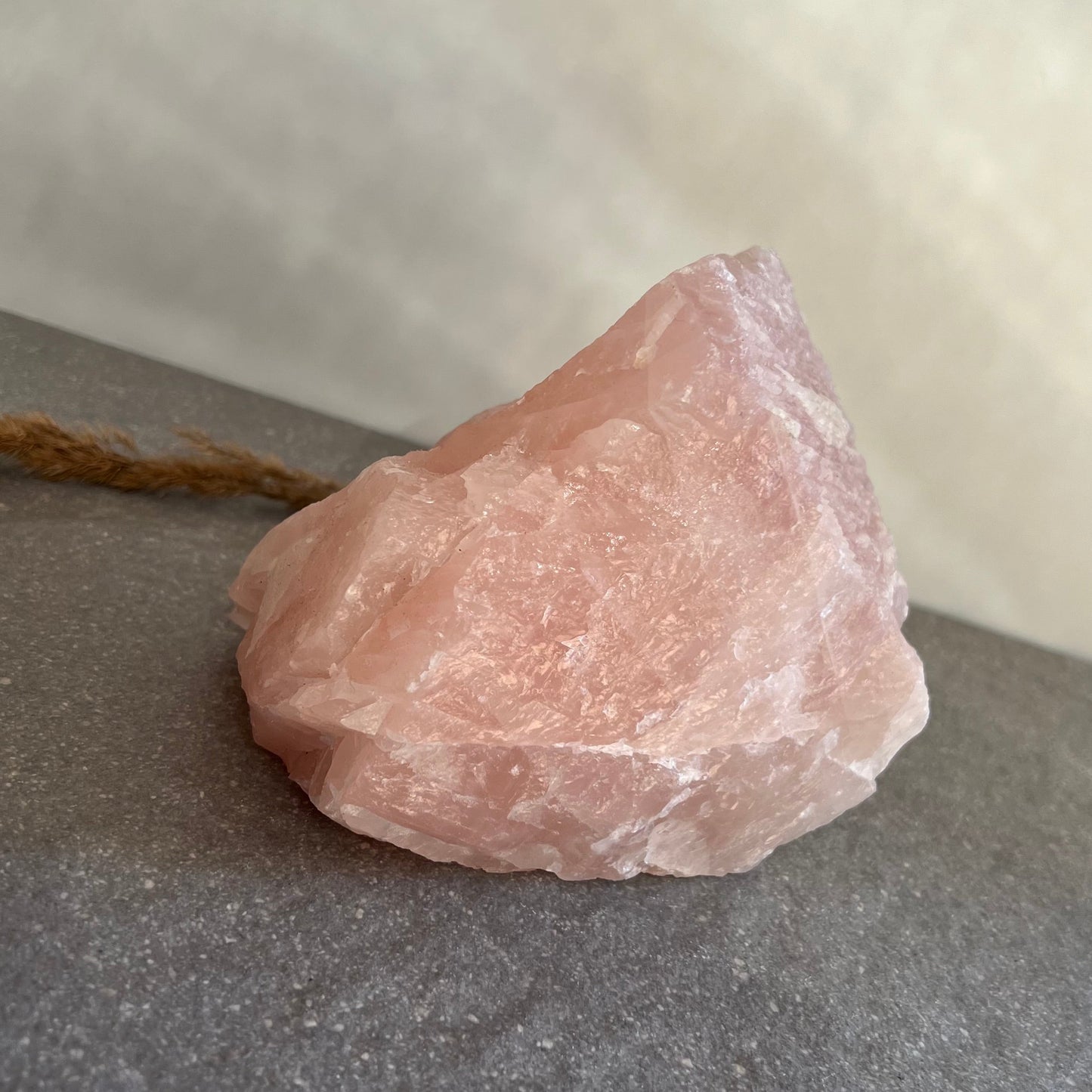 Großer Rosenquarz Rohstein - 2800 Gramm - wunderschöner rosafarbener Rosenquarz mit Schimmer
