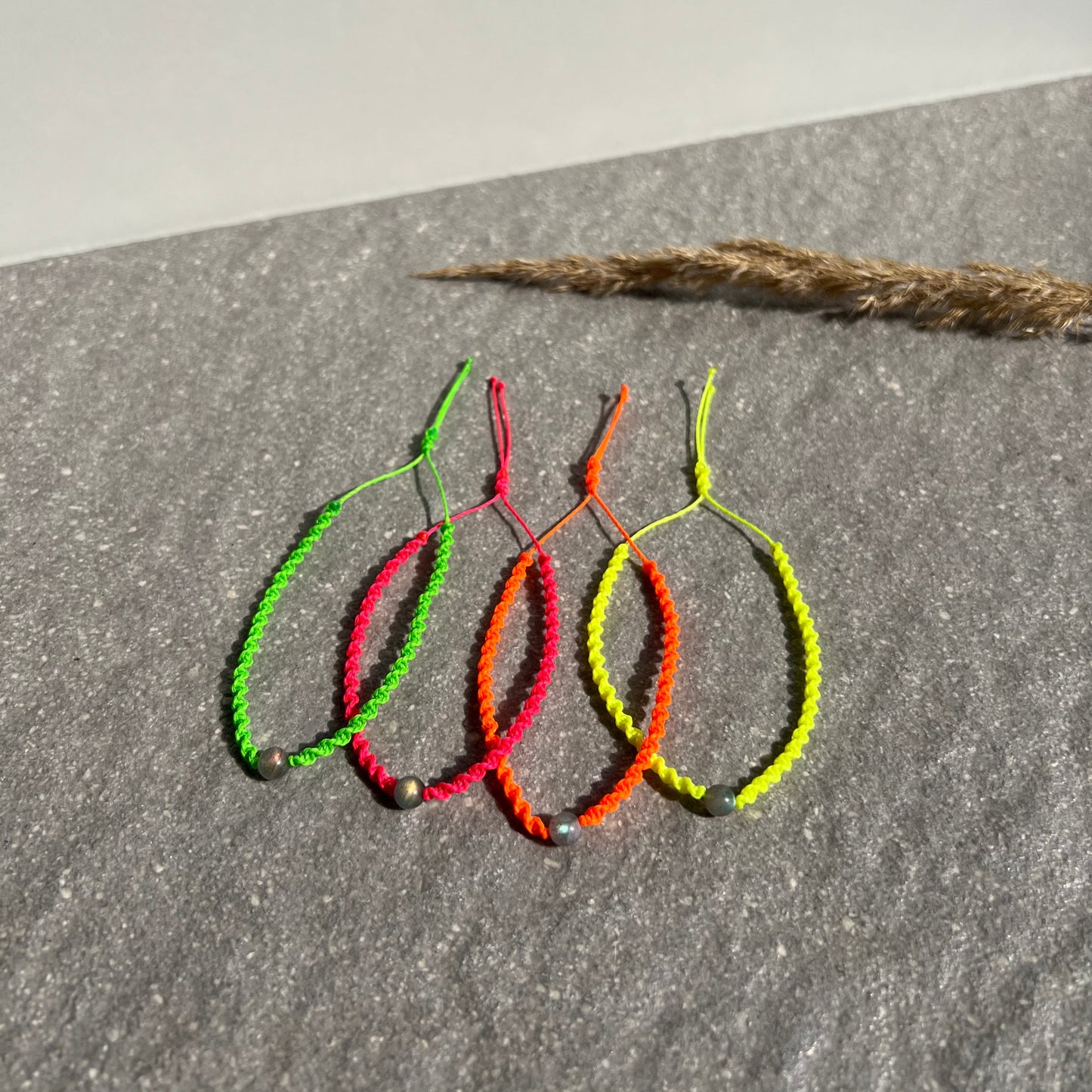 NEON Makramee Armband - aufwändig geknüpft, in gelb, range, grün oder pink - mit schimmernder Labradoritperle - stufenlos größenverstellbar dank Schiebeknoten - von oben