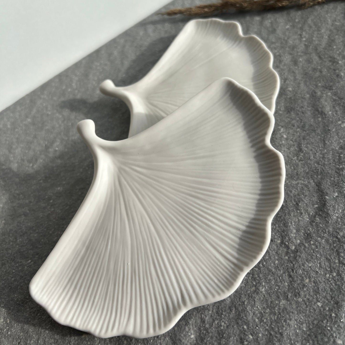 Handgegossene Schmuckschalen aus Keramikpulver in Gingko Form
