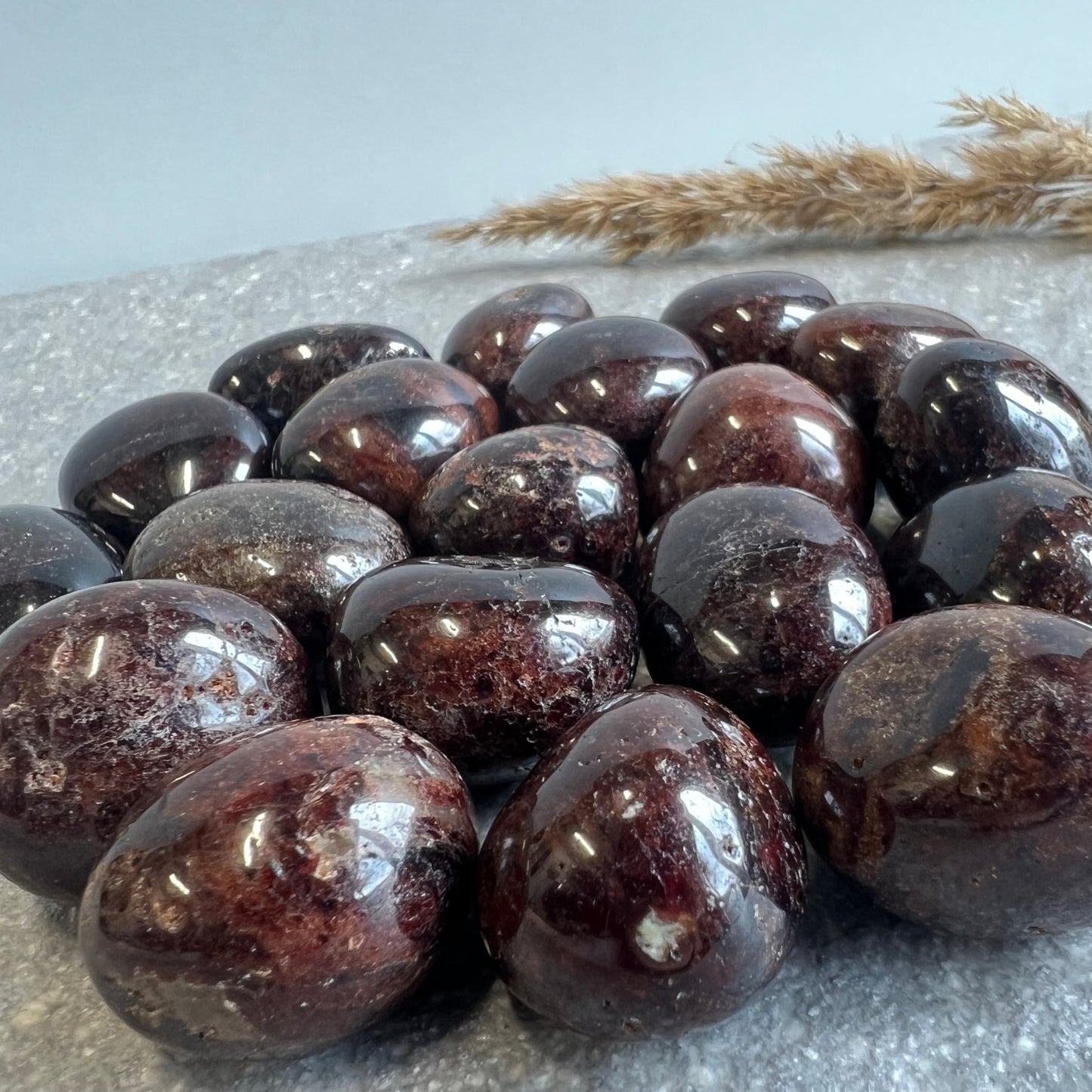 Granat Trommelsteine Nahaufnahme