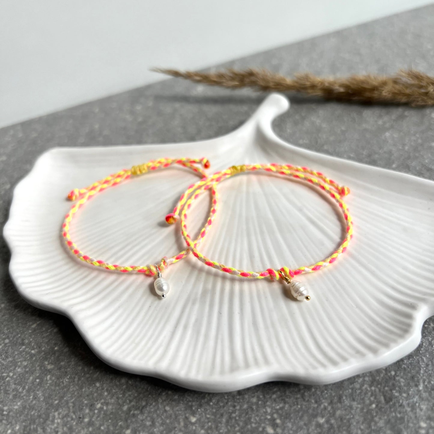 Neon Makramee Armband mit Schiebeknotenverschluss und 925 Silber oder 925 Silber Süßwasserperlen Anhänger