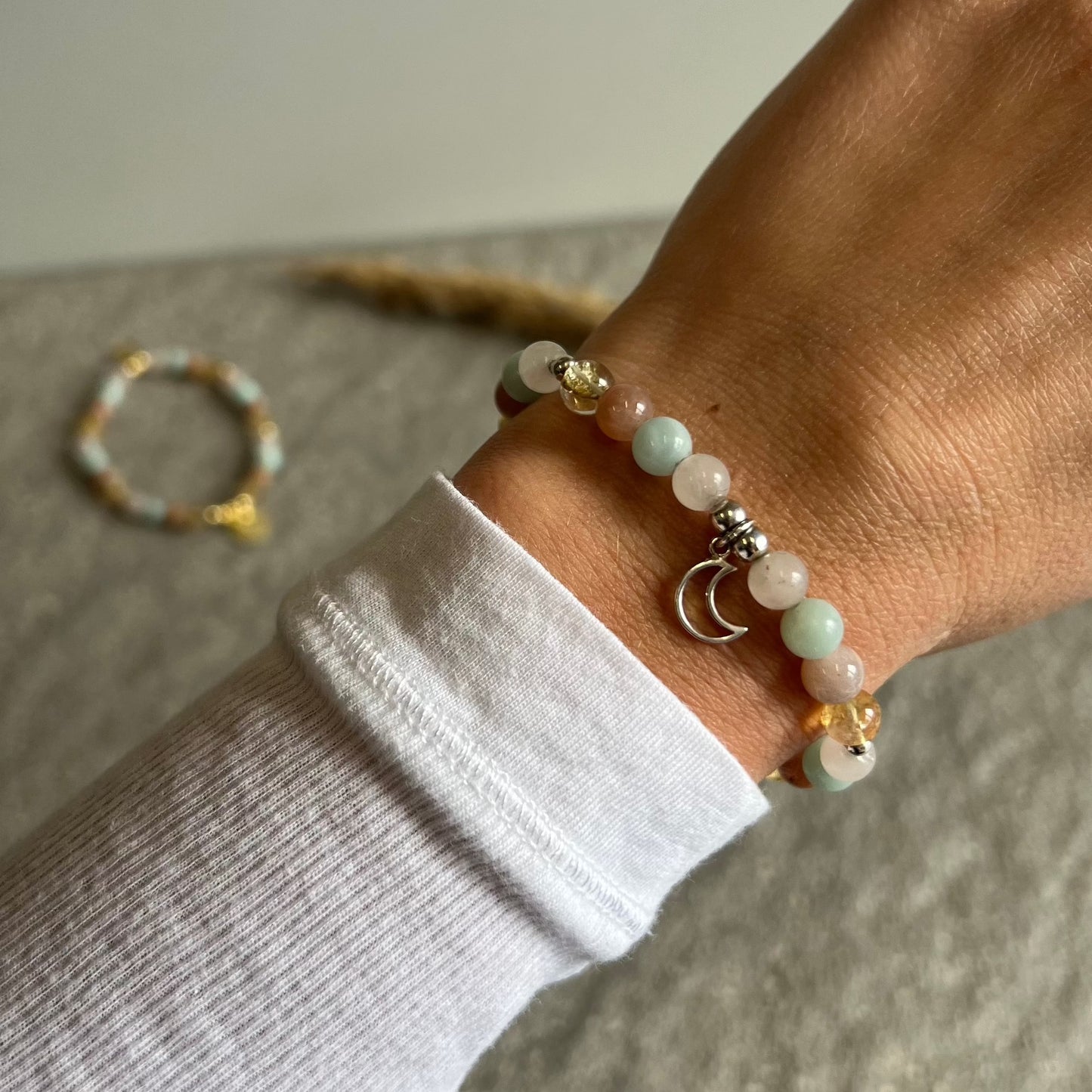 Edelsteinarmband mit Mond-Charm silber