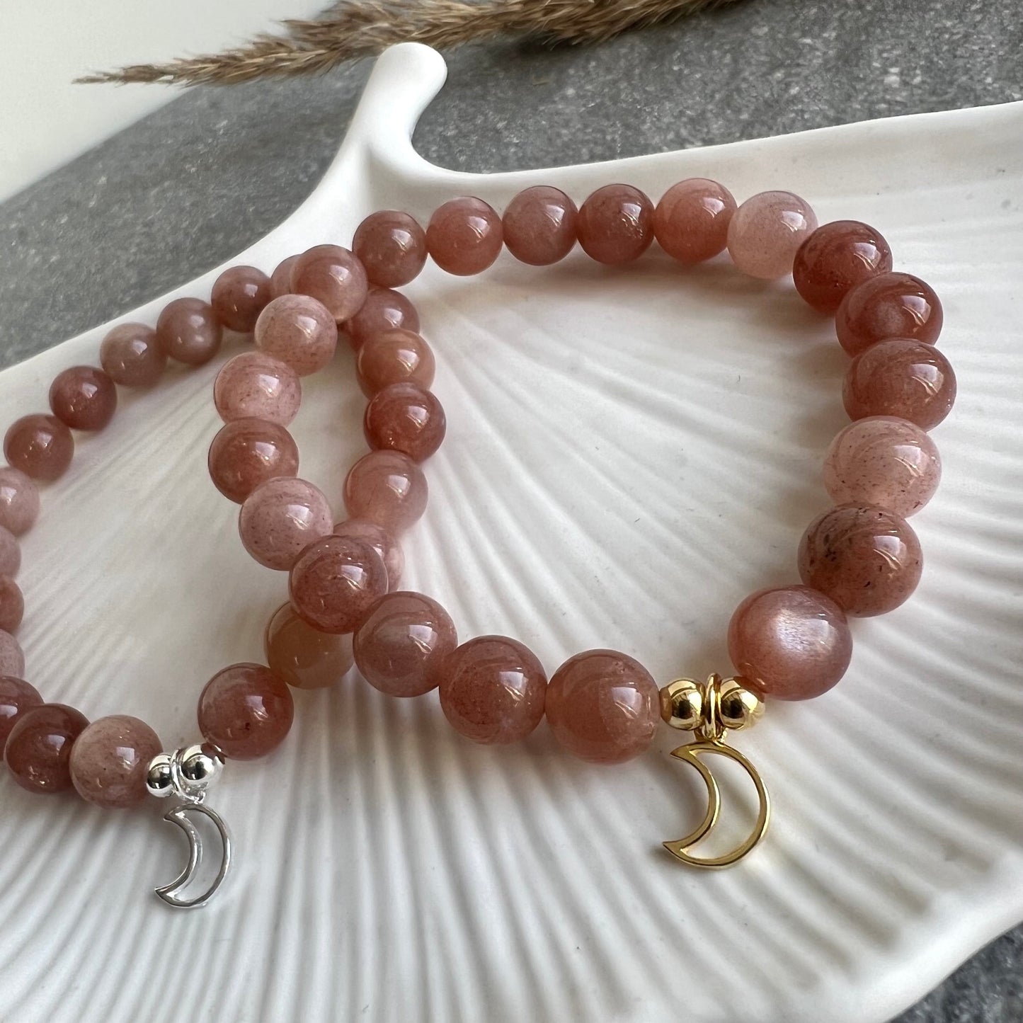 Mondstein Armband (High Quality) mit Mond-Charm in 925 Silber oder 925 Silber vergoldet - Einzelstücke - Nahaufnahme