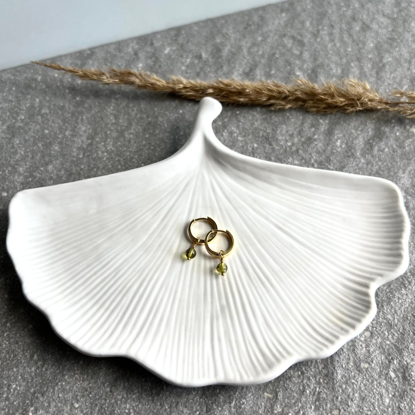 Ohrringe mit Peridot Anhänger in 925 Silber vergoldet - von oben fotografiert