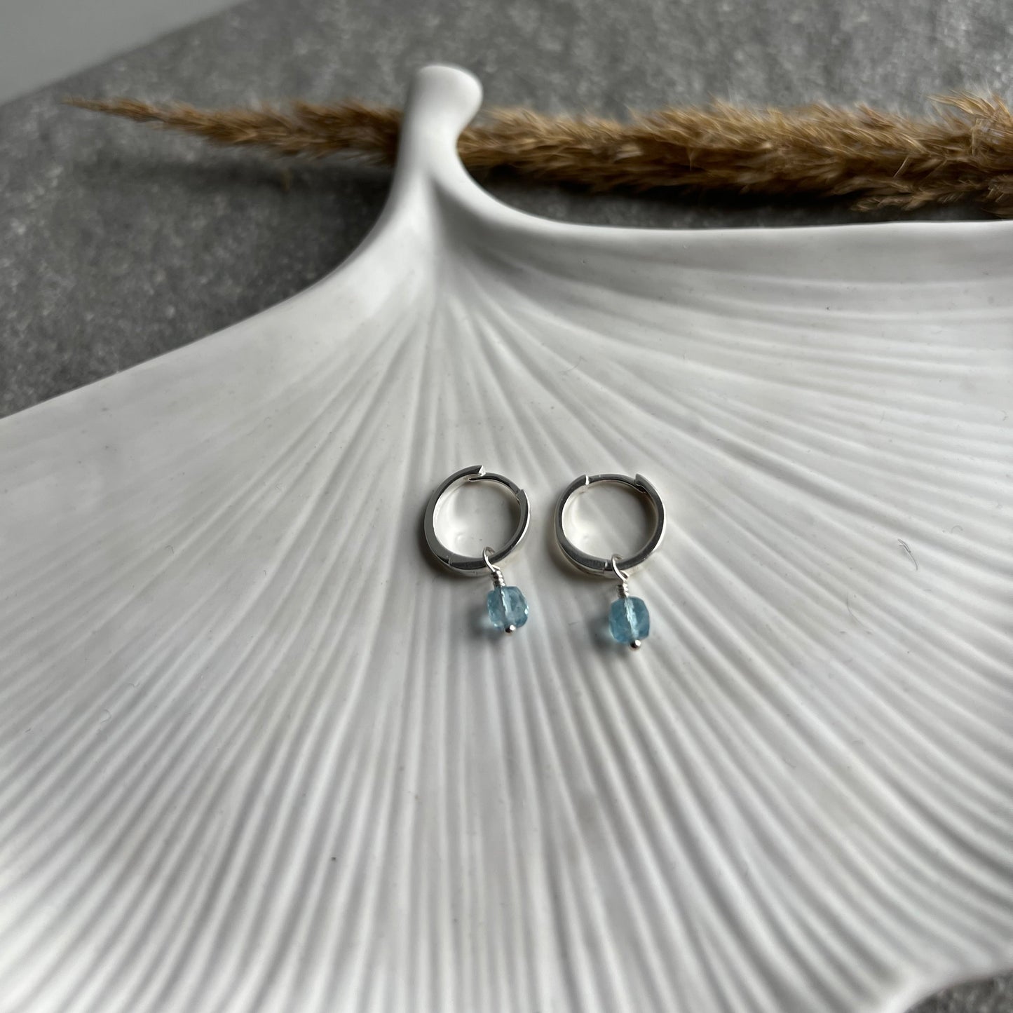 Ohrringe mit Aquamarin Anhänger in 925 Silber oder 925 Silber vergoldet - von oben fotografiert 2
