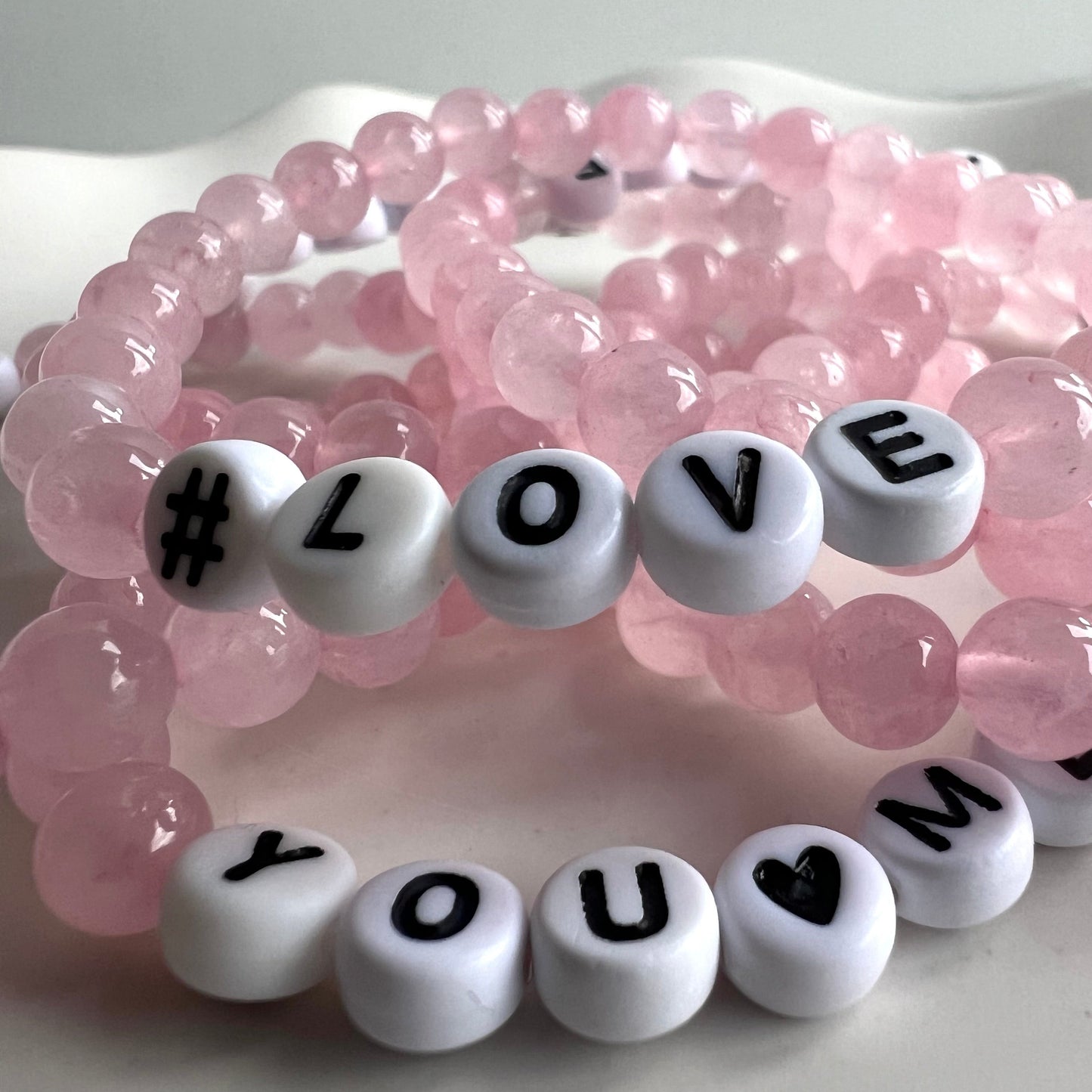 Statement Armband aus Rosenquarz Perlen und Buchstabenperlen aus Acryl mit den Worten #LOVE und YOUME - Nahaufnahme