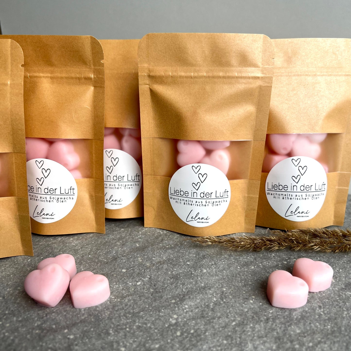 LIEBE IN DER LUFT rosafarbene, herzförmige Wachsmelts aus Sojawachs mit naturreinen ätherischen Ölen