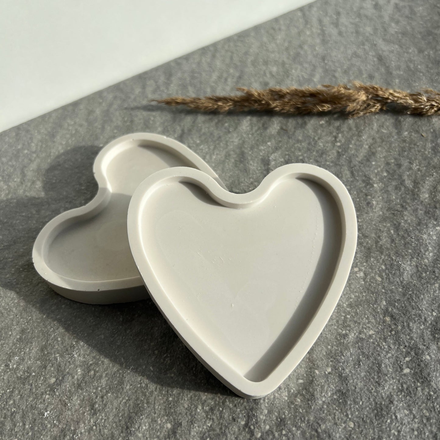 Handgegossene Schmuckschalen aus Keramikpulver in Herz Form