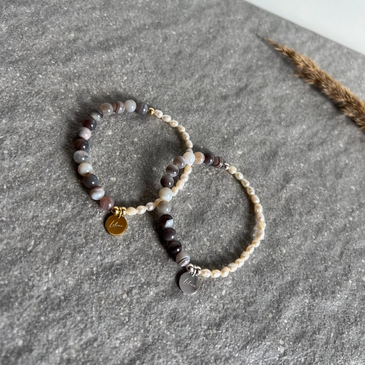 Armband aus Achat- und Süßwasserperlen mit Charm TRUST YOUR WISDOM