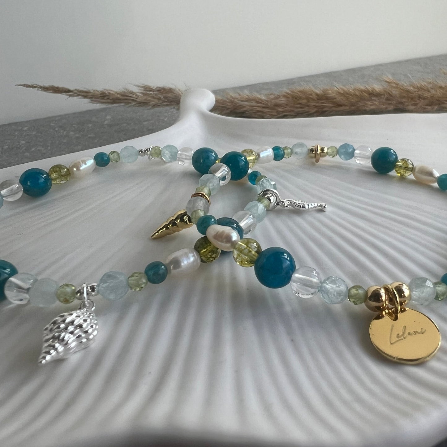 SOMMERKIND 2.0 Armband aus Apatit, Süßwasserperle, Peridot, Bergkristall und Aquamarin mit sommerlichen Charms - Nahaufnahme